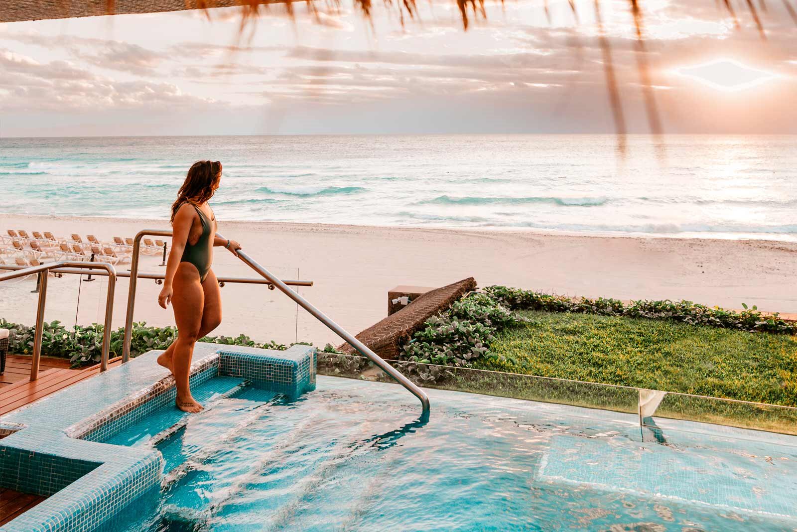 mujer en una piscina