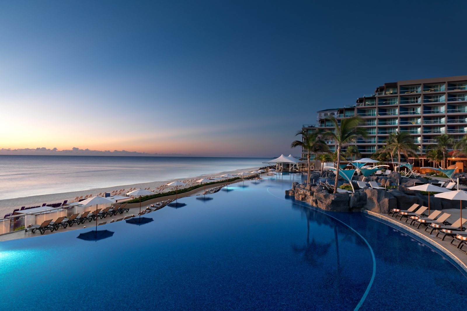 vista de la piscina y el mar