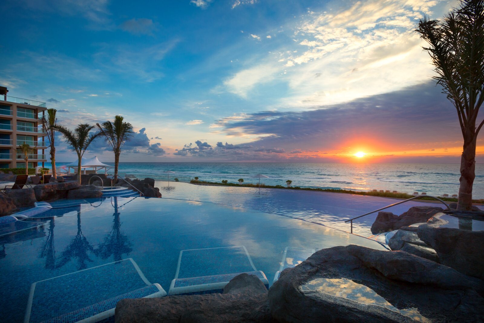 una de las piscinas del hotel