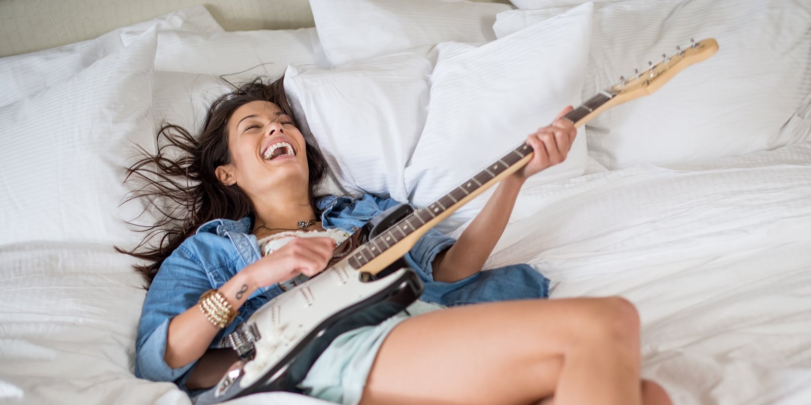 mujer con una guitarra